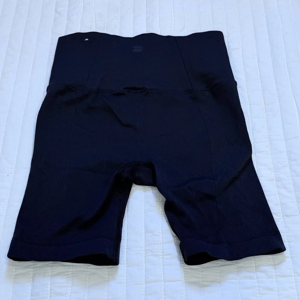 All in Motion Women's Contour Power Waist Black Bike Shorts Sz Small - Picture 6 of 6